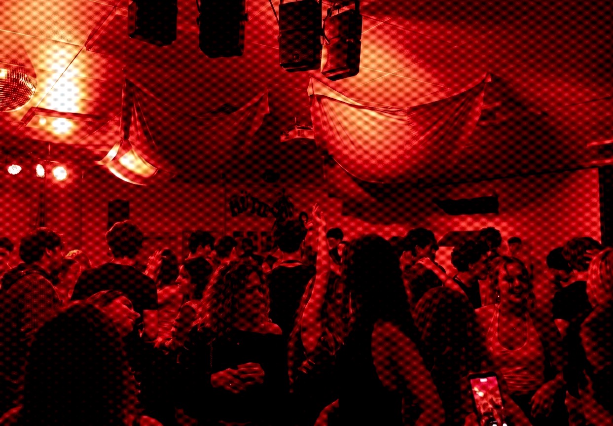 Feiernde Menge auf der Tanzfläche eines CrowdFunction-Events