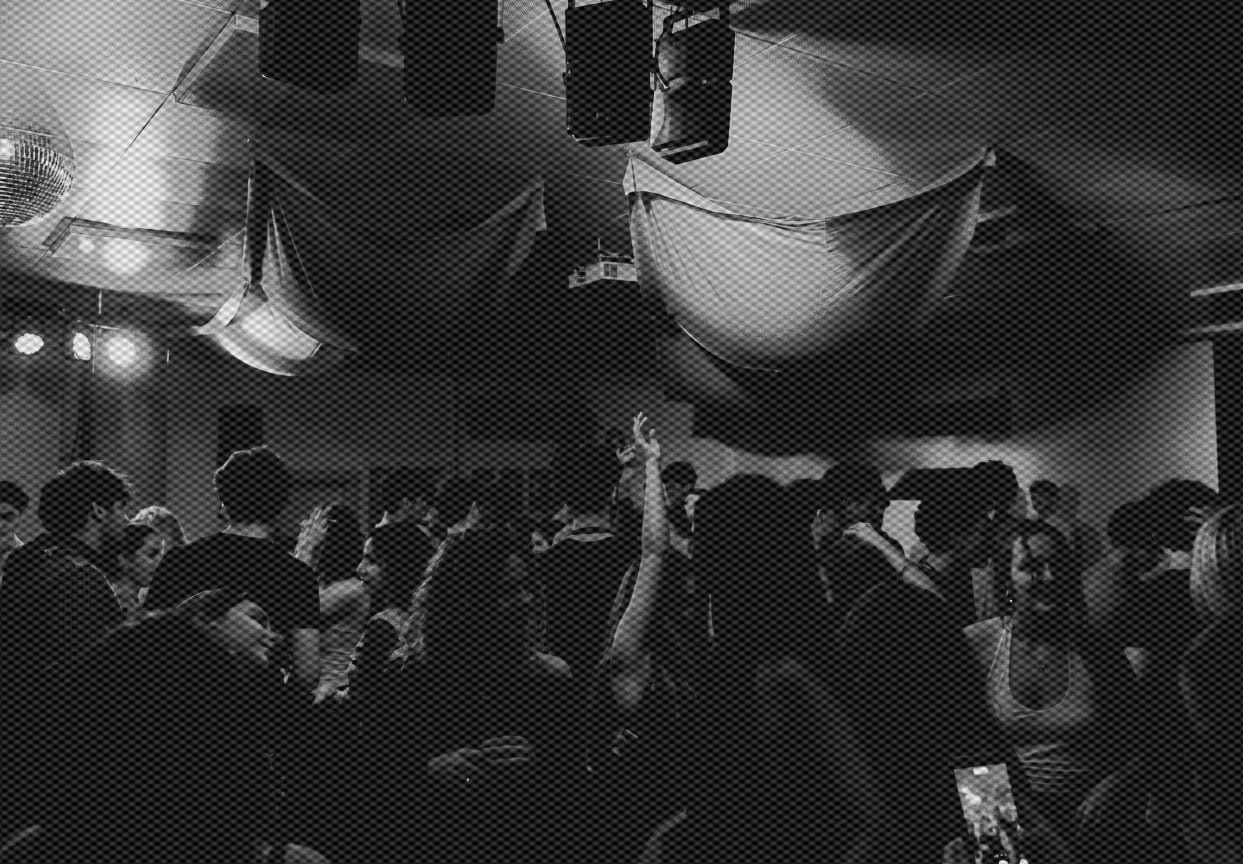 Feiernde Menge auf dem Dancefloor eines CrowdFunction-Events